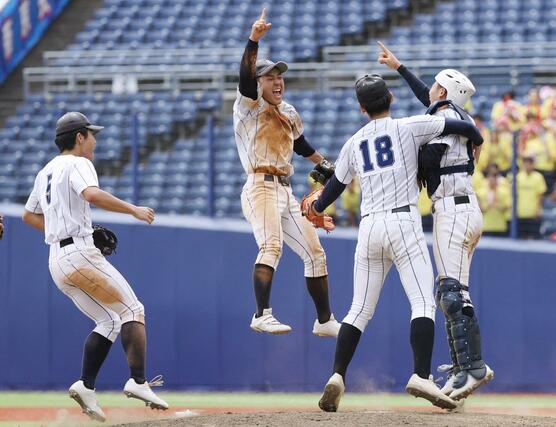 優勝を決め喜ぶ新潟産大付ナイン