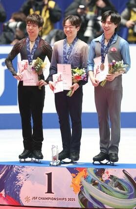 男子の表彰で喜ぶ優勝した鍵山優真（中央）と２位の佐藤駿（左）、３位の三浦佳生（右）＝国立代々木競技場