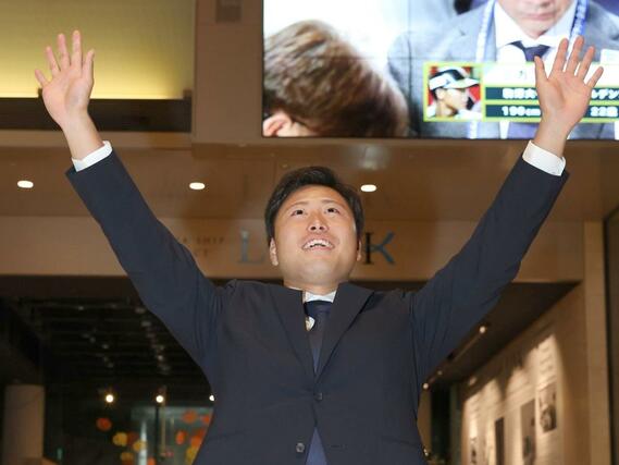 中日から育成１位で指名され、喜びを爆発させる牧野憲伸投手＝新潟日報メディアシップ