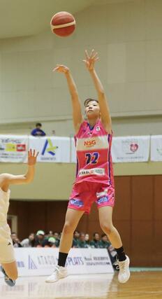 新潟-SMBC 第1クオーター、森田真衣がミドルシュートを決める=21日、阿賀野市水原総合体育館