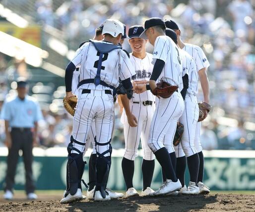 2回ピンチでマウンドに集まる新潟産大付ナイン