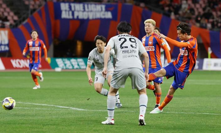 新潟－福岡　前半、MF長谷川元希がシュートを放つ＝ビッグスワン