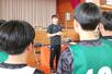 母校の直江津東中学校で後輩たちを指導する新潟アルビレックスBBの五十嵐圭選手(中央)=上越市安江