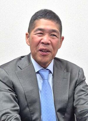 　東京バス沖縄営業所で取材に応じる西村晴成社長＝１１月、沖縄県豊見城市