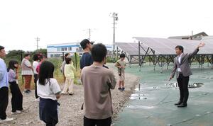太陽光パネルや蓄電池など、柏崎市内の発電施設を親子連れが見学した「かしわざきこども大学」の講座=柏崎市安政町