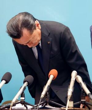 記者会見で謝罪するいわき信用組合の金成茂理事長=14日午後、福島県いわき市