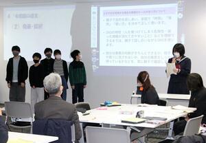 小中学生のスマートフォン所持について提言をまとめた検討会議=妙高市白山町4