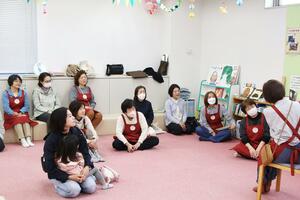 読み聞かせや昔語りを楽しんだえほんの日=柏崎市