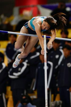 女子棒高跳び 4メートル17をクリアする村田蒼空=カンセキスタジアムとちぎ