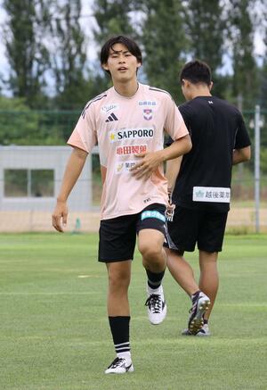 天皇杯3回戦の東洋大戦に向けて調整するMF笠井佳祐=聖籠町