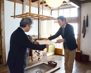 北陸農政局「ディスカバー農山漁村の宝」の選定証を本田光広次長から受け取る井比社長(右)=1月20日、十日町市馬場丙