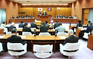 中国人富裕層向けツアー未実施問題について質疑があった三条市議会本会議の一般質問=6月11日、三条市議会