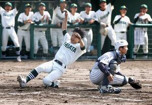 新潟江南ー新発田農 新発田農三回1死一塁、平野詠士の適時二塁打で生還した渡辺脩椰=新発田市五十公野