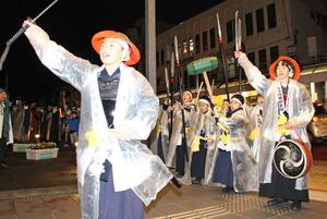 赤穂義士の衣装で少年少女剣士が市内を練り歩いた「義士祭」=12月14日、新発田市中央町3