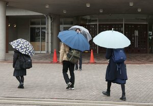 入試会場に向かう受験生たち=3月6日、新潟市中央区