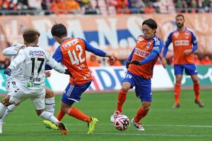 G大阪戦で競り合う星雄次ら