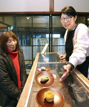 「小島屋」で季節の上生菓子を薦める河田美由紀さん(右)=小千谷市片貝町