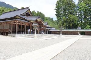 本殿脇にスロープを設け、参拝できる設備を整えている弥彦神社=弥彦村