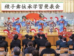 小中学生が学習の成果を発揮した綾子舞伝承学習発表会=柏崎市新道