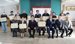 交通安全を呼びかけるシルバー川柳コンテストの授賞式＝三条市旭町２