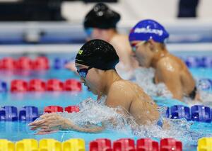 女子200メートル平泳ぎで4位となった柏崎翔洋中教校の小山風香(手前)=佐賀市(写真映像部・富山翼)