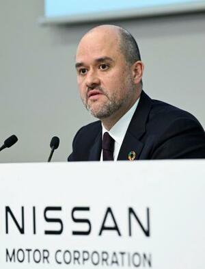 　決算記者会見で説明する日産自動車のイバン・エスピノーサ社長。２年連続の巨額赤字となった＝１３日午後、横浜市