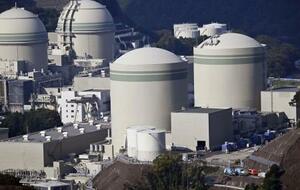 運転開始から50年が過ぎた関西電力高浜原発1号機(中央)と49年経過の2号機(右端)=福井県高浜町