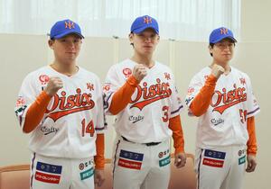 オンラインで記者会見に臨んだ髙田琢登(左)、小林珠維(中央)、瀧本将生(オイシックス新潟アルビレックスBC提供)