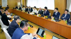 自民党本部で開かれた総務会=24日午前、東京・永田町