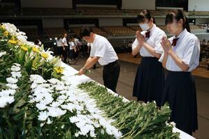 長岡空襲の犠牲者を追悼する長岡市の平和祈念式典=8月1日、アオーレ長岡