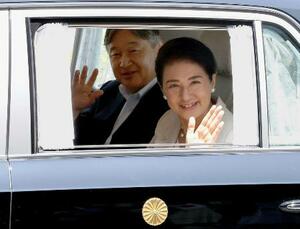 手を振られる天皇、皇后両陛下=19日