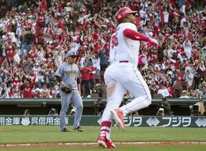 9回、モンテロ(手前)にサヨナラ本塁打を浴びた阪神・桐敷=マツダ