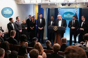 　発砲事件を受け行われたトランプ米大統領の記者会見＝２５日、米ホワイトハウス（ロイター＝共同）