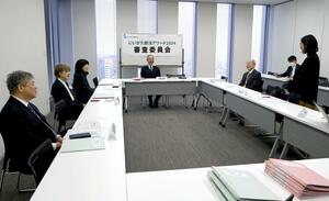 多彩な健康増進の取り組みが寄せられた「にいがた健活アワード」の審査会=2月7日、新潟市中央区の新潟日報メディアシップ