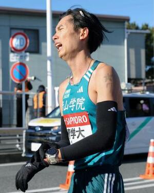 　昨年２月に亡くなったチームメートの皆渡星七さんの名前をもじった「★７」を腕に記した青学大・佐藤愛斗＝神奈川県平塚市（代表撮影）