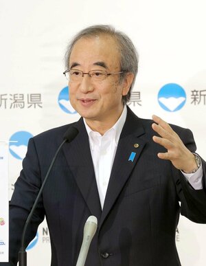 新潟県庁で記者会見する花角英世知事=6日、県庁