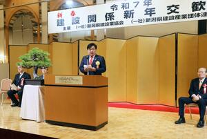 建設関係新年交歓会であいさつする県建設業協会の福田勝之会長=1月6日、新潟市中央区