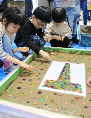 土壁のアートパネル作りを楽しむ子どもたち=燕市大曲