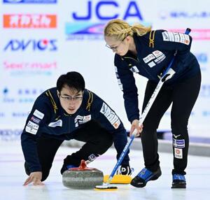 1次リーグで上野美優、山口剛史組と対戦し、ショットを放つ青木豪。右は小穴桃里=稚内市みどりスポーツパーク