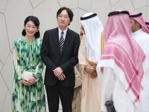 サウジアラビアのパビリオンを視察される秋篠宮ご夫妻=3日午後、大阪市此花区の夢洲(代表撮影)