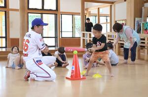 園児たちが投球や打撃を学んだ野球教室=佐渡市新穂瓜生屋