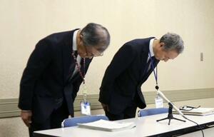 国勢調査の書類紛失について、記者会見で謝罪する福岡市の担当者=12日午後、福岡市役所