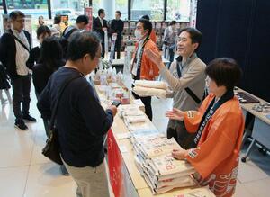 「美四季 弥彦産コシヒカリ」のお披露目に続いて行われた販売会=18日、新潟市中央区