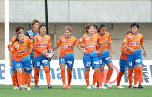 新潟L-千葉 後半40分、PKで失点し、肩を落とす新潟Lの選手ら=デンカビッグスワン(写真映像部・富山翼)