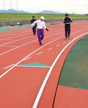 オープンから50年を迎え、トラックの補修を終えた長岡市営陸上競技場=長岡市緑町1