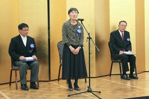 越後文学大賞を受賞した(左から)萬歳淳一さん、増田小夜子さん、吉野晴記さん=三条市旭町2