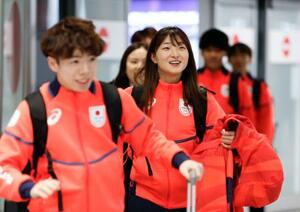 イタリア・ミラノのマルペンサ空港に到着した坂本花織(手前右)ら=29日(共同)