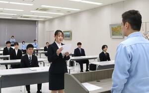 新入社員を代表して決意表明する玉木由蘭さん=4月1日、新潟市南区のダイニチ工業本社