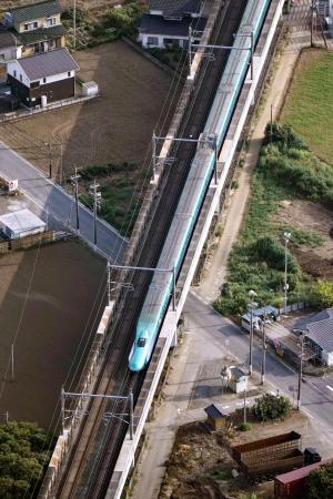緊急停車した東北新幹線やまびこ63号=24日、茨城県古河市