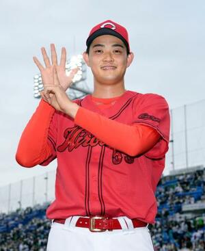 ヒーローインタビューを終え、笑顔でポーズをとる広島・岡本=神宮